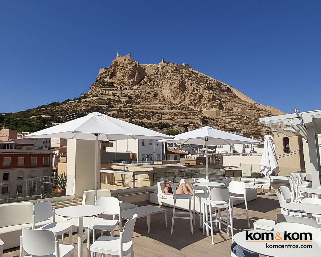 Highbar: Terraza Chill Out en la Azotea del hotel Odissey Room en el centro de Alicante. Proyecto Integral de Kom&Kom